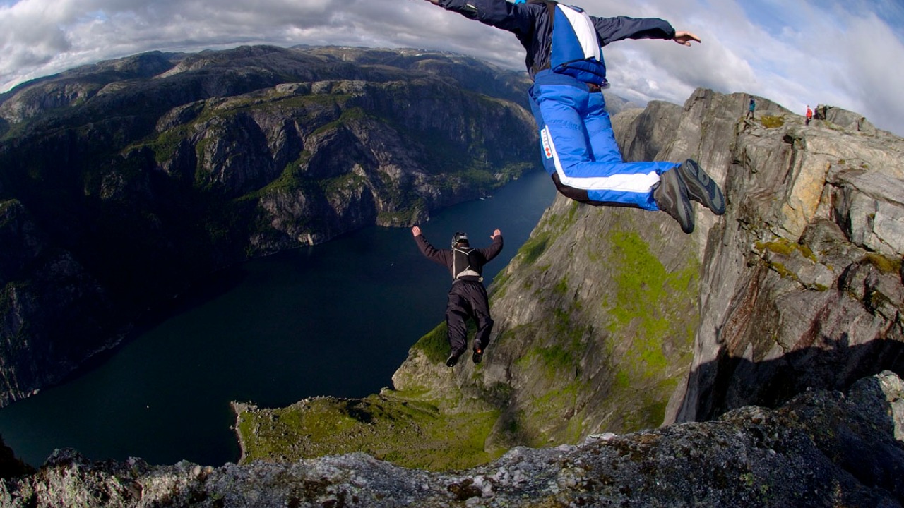 Did a Wingsuit fail end with BASE jumper plummeting 700 feet?