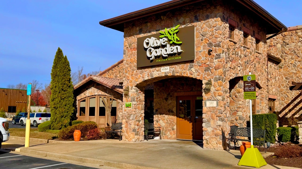 Olive Garden customer says the server dropped the check before she was done with her soup refills