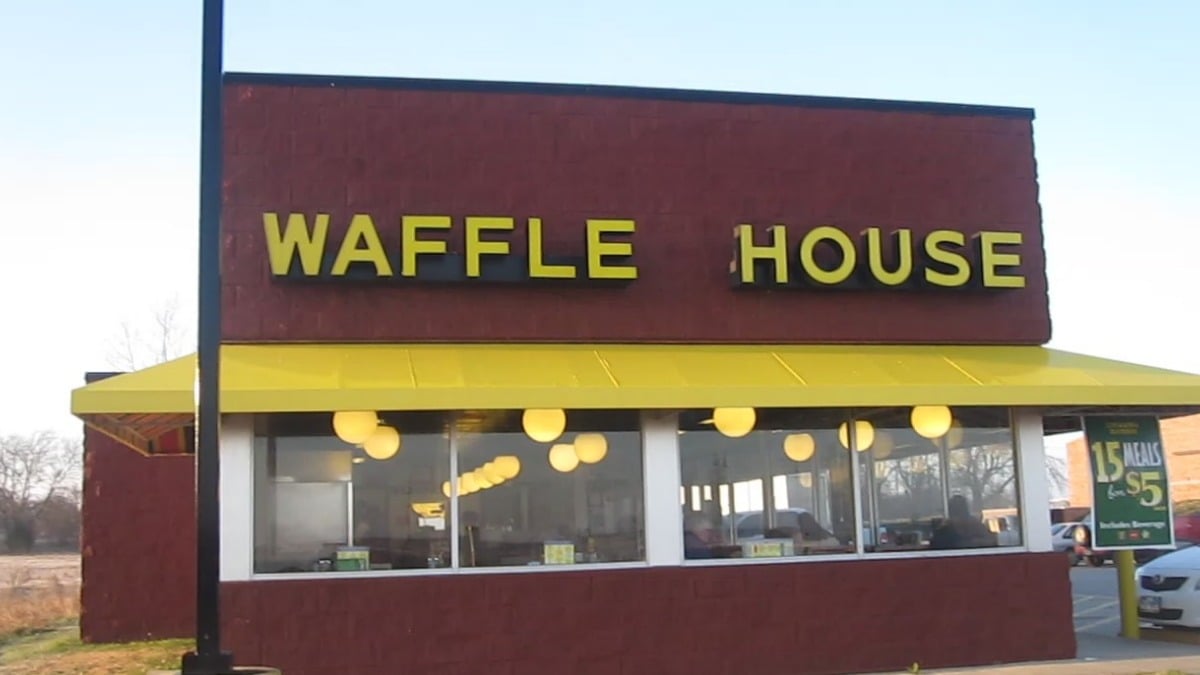 A Waffle House Parking Dispute Allegedly Ended With a Texas Deputy and His Wife Hospitalized