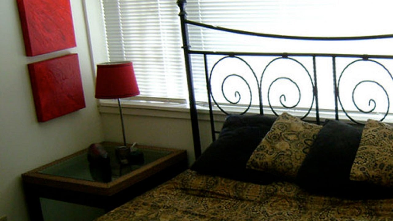 Woman spends $6,000 on new bedroom set from Ashley Furniture. Then she claims de...